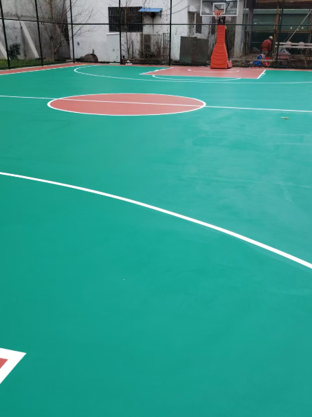 新兴镇 球场长期使用易出现地面开裂